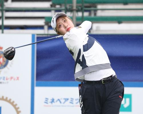 1日目　1番、ティーショットを放つ都（撮影・黒川智章）