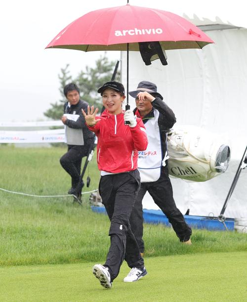 1日目　1番、手を振ってスタートする臼井麗香（撮影・黒川智章）