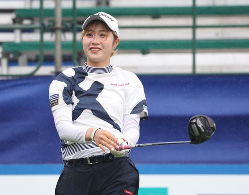 1日目　1番、ティーショットを放ち笑顔で打球を見つめる都（撮影・黒川智章）