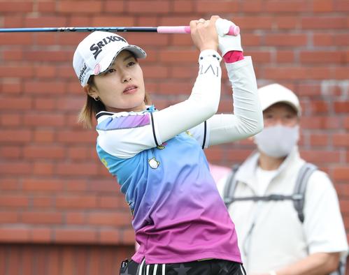 1日目　10番、ティーショットを放つ小倉（撮影・黒川智章）