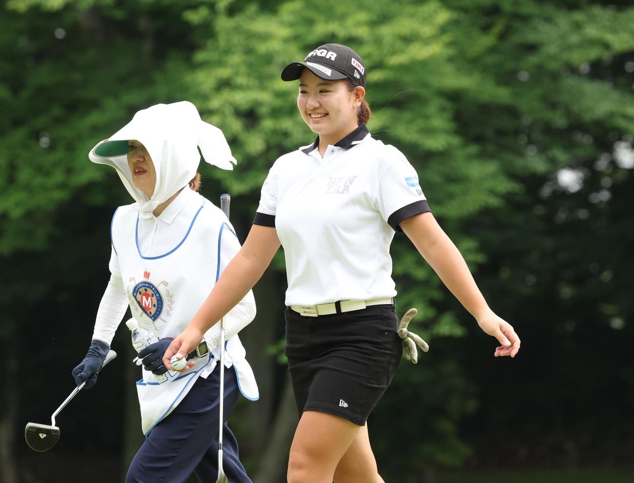 2日目　12番、笑顔で次のホールへ向かう小林（撮影・黒川智章）