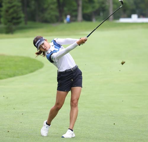 2日目　15番、セカンドショットを放つ岸部（撮影・黒川智章）