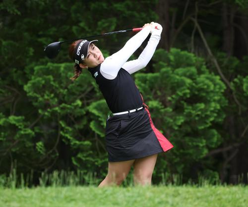 13番、ティーショットを放つ吉本（撮影・黒川智章）