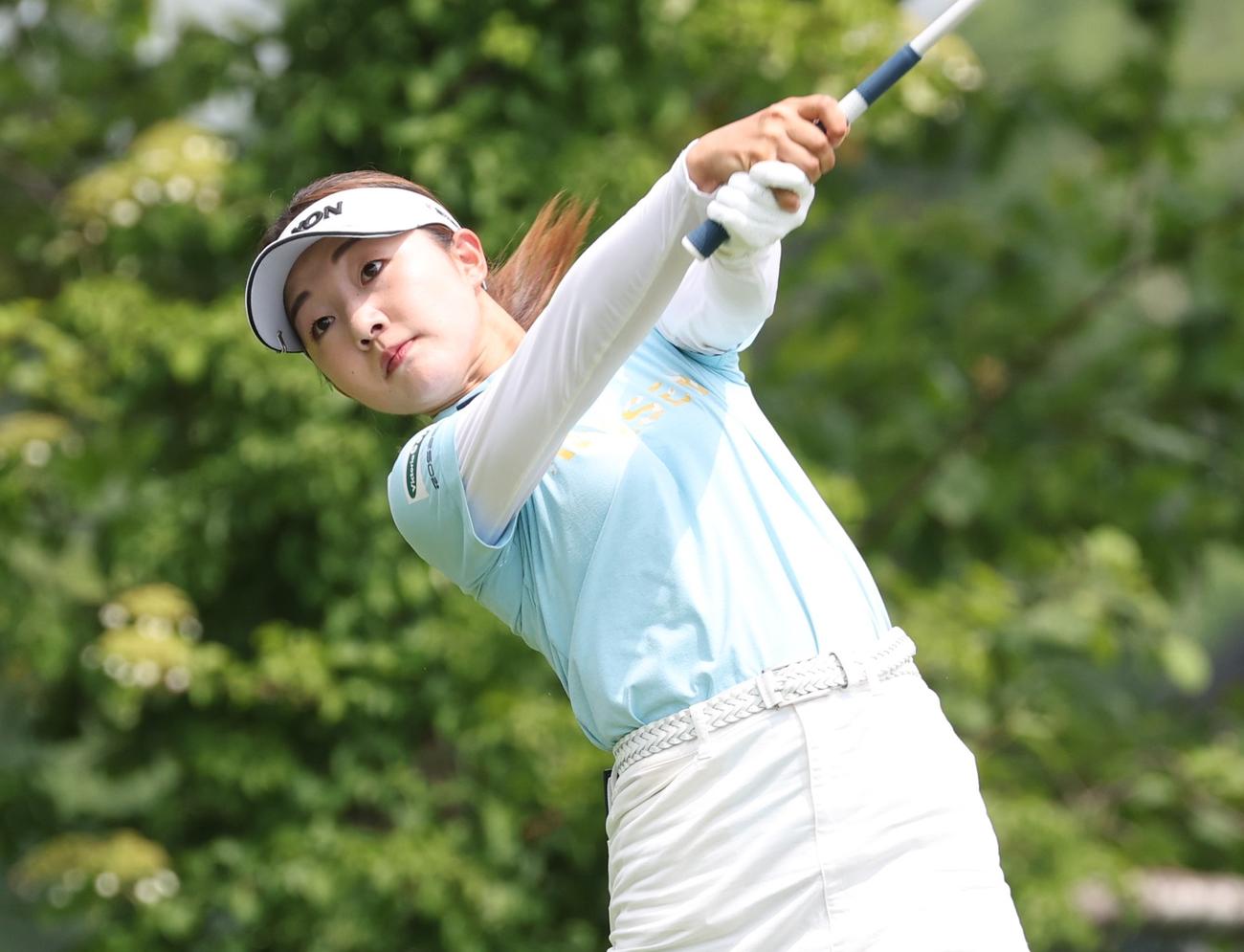 3番、ティーショットを放つ岸部（撮影・黒川智章）