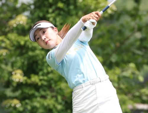 3番、ティーショットを放つ岸部（撮影・黒川智章）