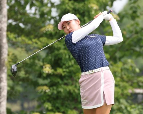 3番、ティーショットを放つ石井（撮影・黒川智章）