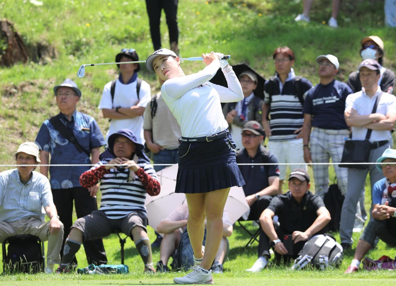 3日目　8番、観客が見守る中、ティーショットを放つ小祝（撮影・黒川智章）