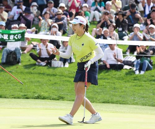 18番、優勝パットを決め笑顔の小祝（撮影・黒川智章）