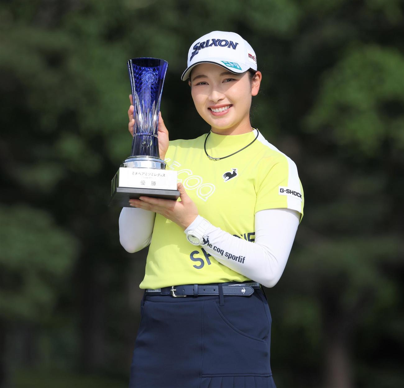 笑顔で優勝杯を掲げる小祝（撮影・黒川智章）
