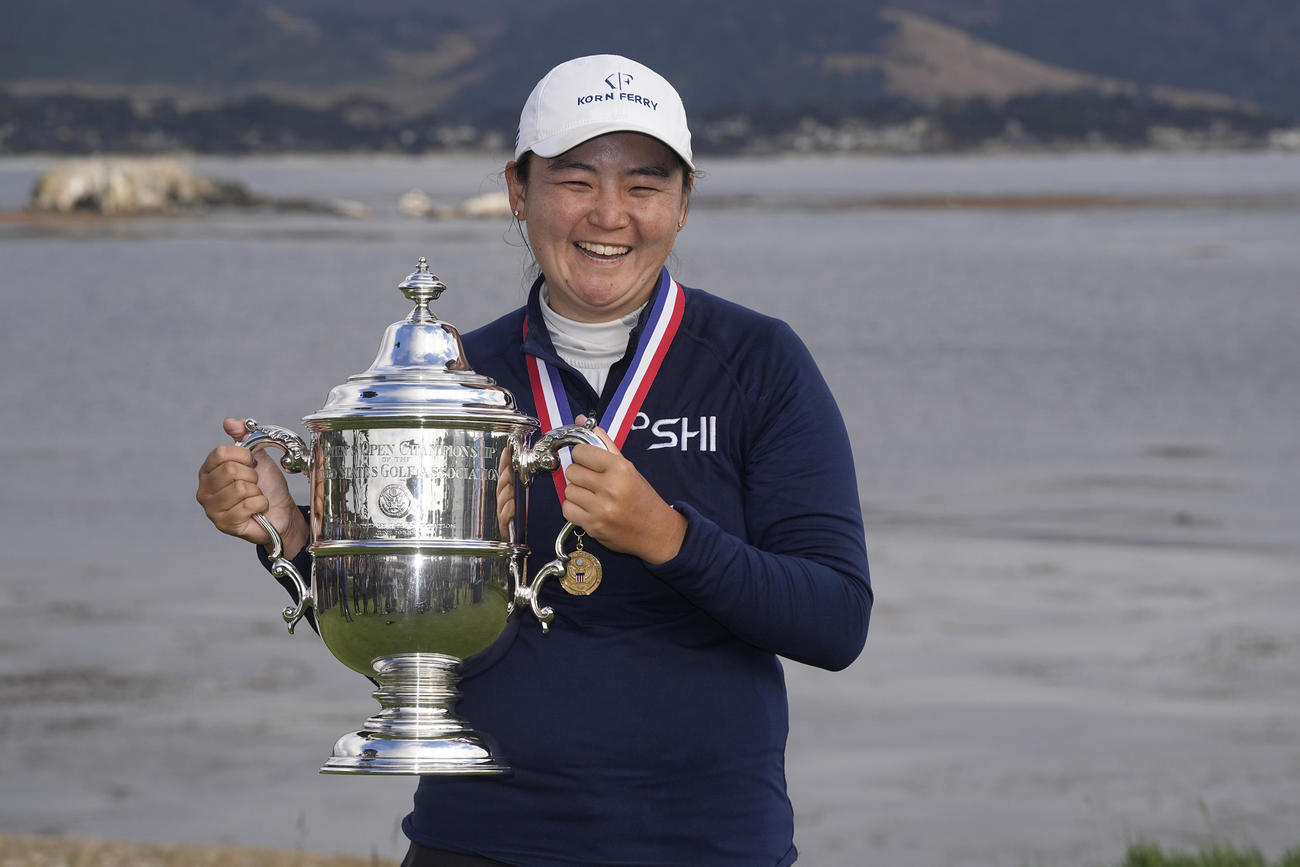 優勝トロフィーを手にするアリセン・コーパス（AP）