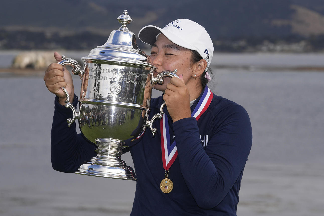 優勝トロフィーにキスするアリセン・コーパス（AP）