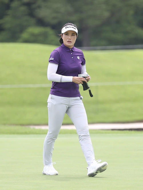 練習ラウンドを回る全美貞(撮影・冨田成美)