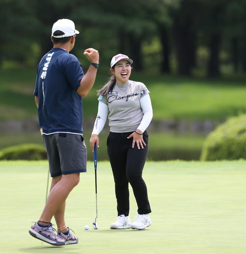 9番、練習ラウンドで笑顔を見せる山下美夢有(右)(撮影・冨田成美)