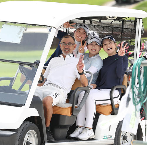 練習ラウンドでカメラにピースする、左から橋添穂・内田ことこ・山路晶(撮影・冨田成美)