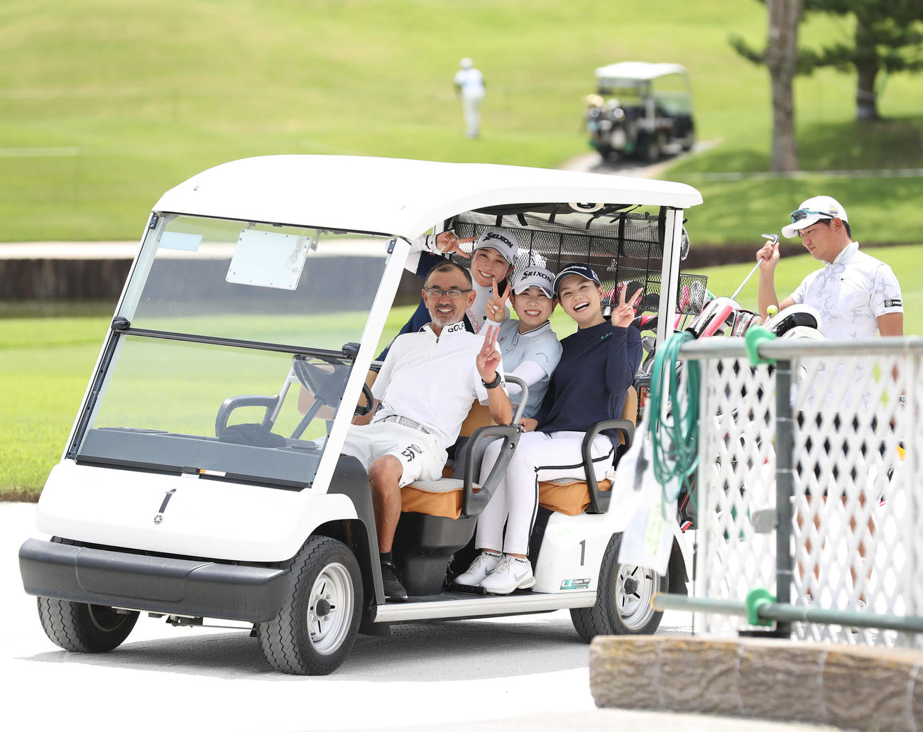 練習ラウンドでカメラにピースする、左から橋添穂・内田ことこ・山路晶（撮影・冨田成美）