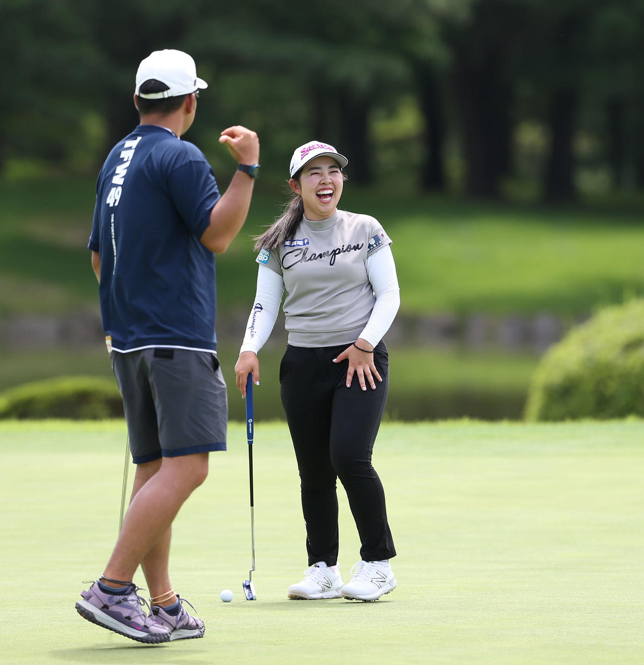 9番、練習ラウンドで笑顔を見せる山下美夢有（右）（撮影・冨田成美）