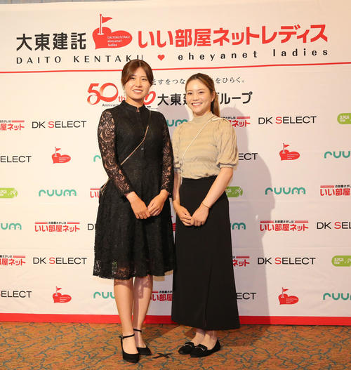 ドレスアップして前夜祭に参加する大里桃子（左）と山路晶（撮影・冨田成美）