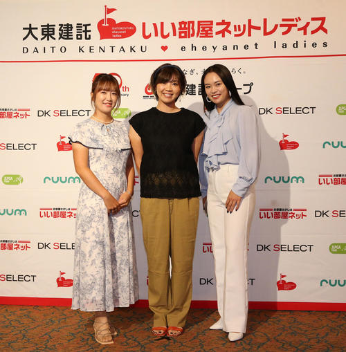 ドレスアップして前夜祭に参加する、左から林菜乃子、葭葉ルミ、河本結（撮影・冨田成美）