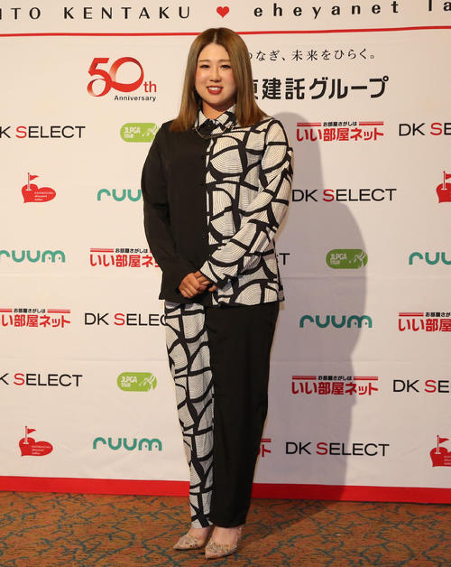 ドレスアップして前夜祭に参加する照山亜寿美（撮影・冨田成美）