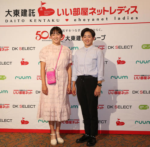 ドレスアップして前夜祭に参加する岩井明愛（右）と岩井千怜（左）