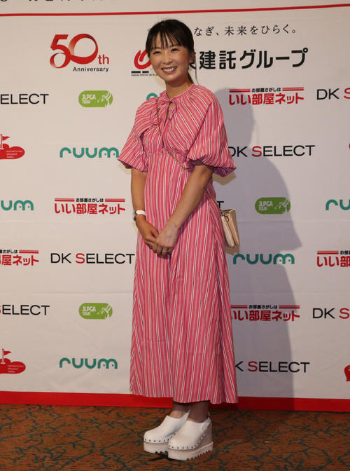 ドレスアップして前夜祭に参加する菊地絵理香（撮影・冨田成美）