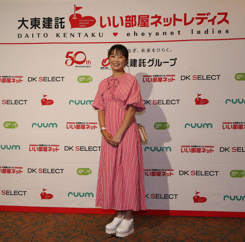 ドレスアップして前夜祭に参加する菊地絵理香（撮影・冨田成美）