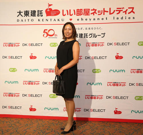 ドレスアップして前夜祭に参加する若林（撮影・冨田成美）