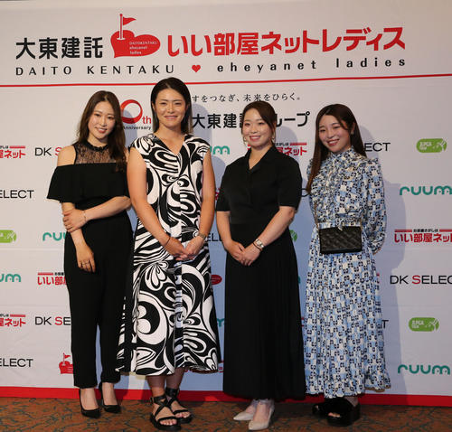 ドレスアップして前夜祭に参加する大東建託所属の4名。左から田村亜矢、渡辺彩香、後藤未有、佐久間朱莉（撮影・冨田成美）