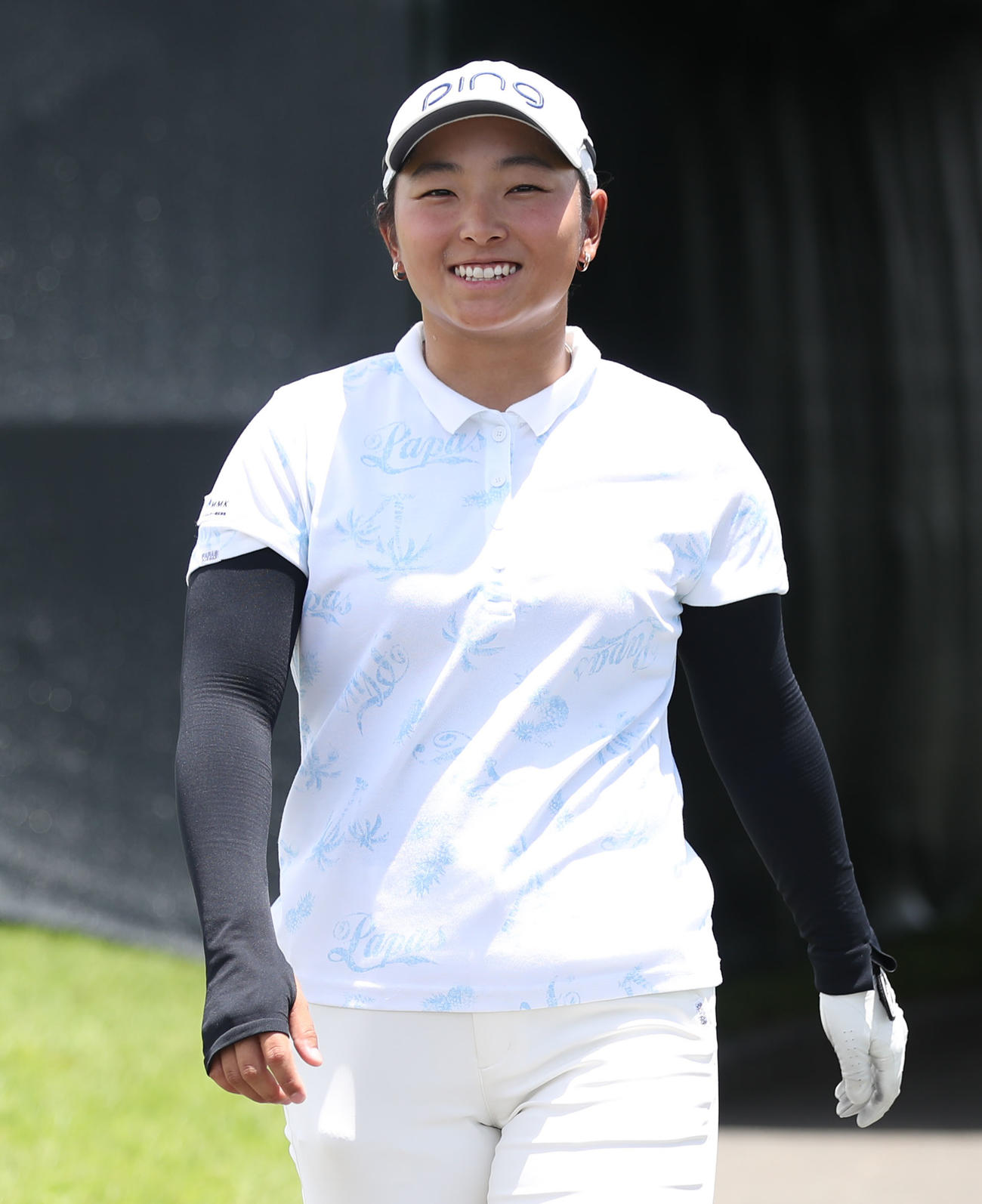 練習ラウンドで笑顔を見せる平岡瑠依（撮影・冨田成美）