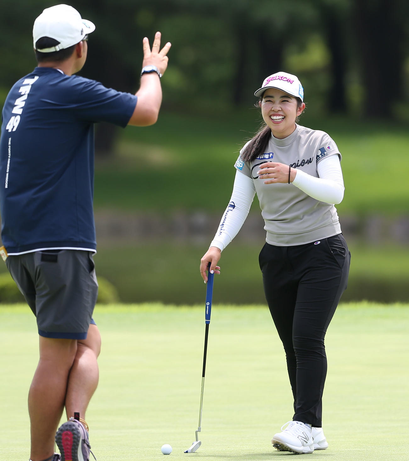 9番、練習ラウンドで笑顔を見せる山下美夢有（右）（撮影・冨田成美）