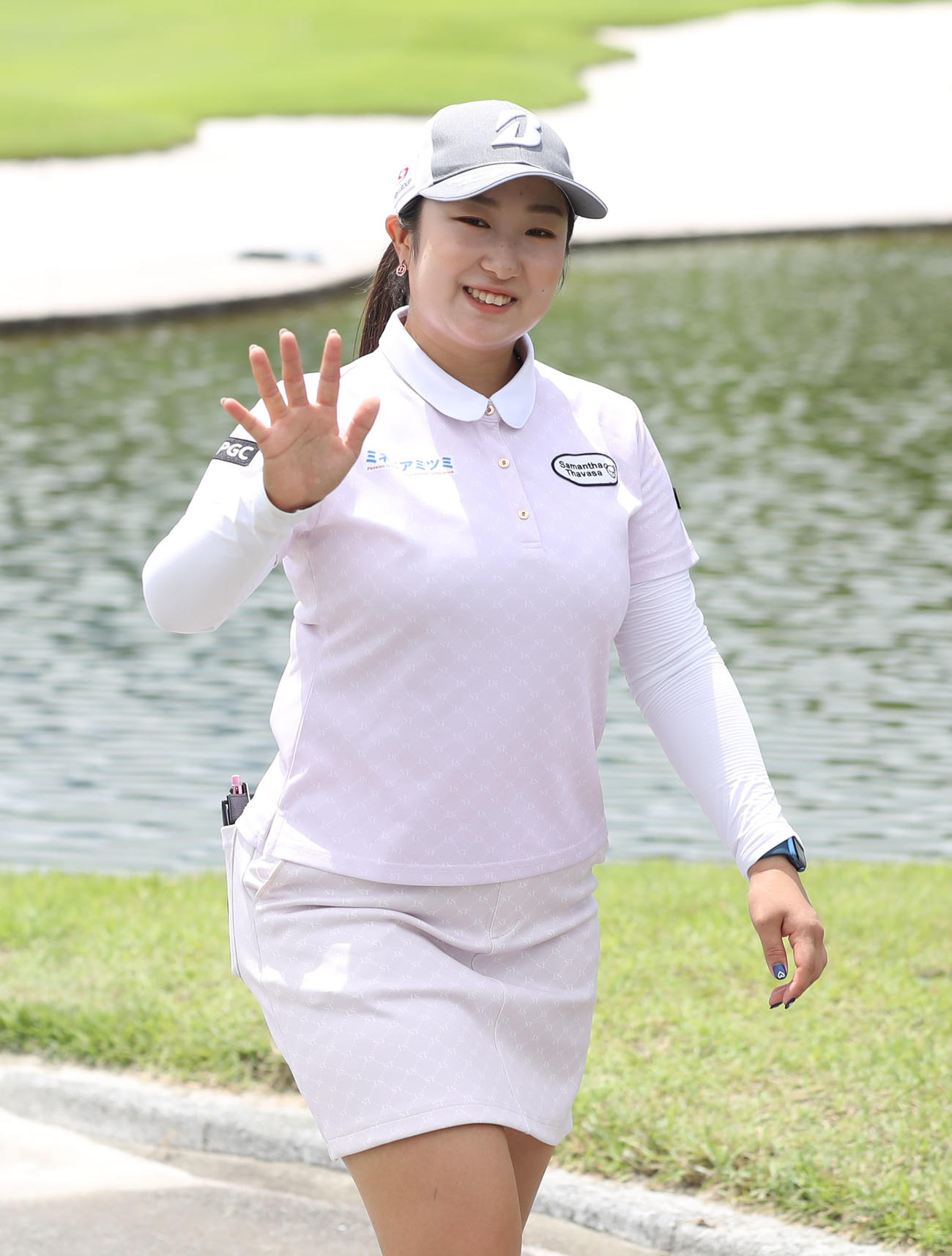 練習ラウンドでカメラに手を振る阿部未悠（撮影・冨田成美）