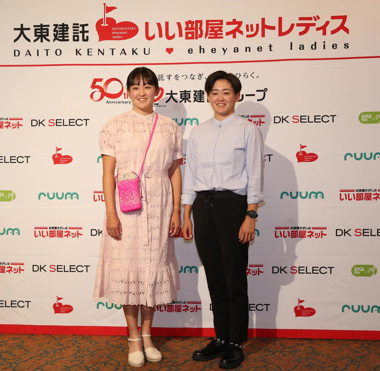 ドレスアップして前夜祭に参加する岩井明愛（右）と岩井千怜（左）
