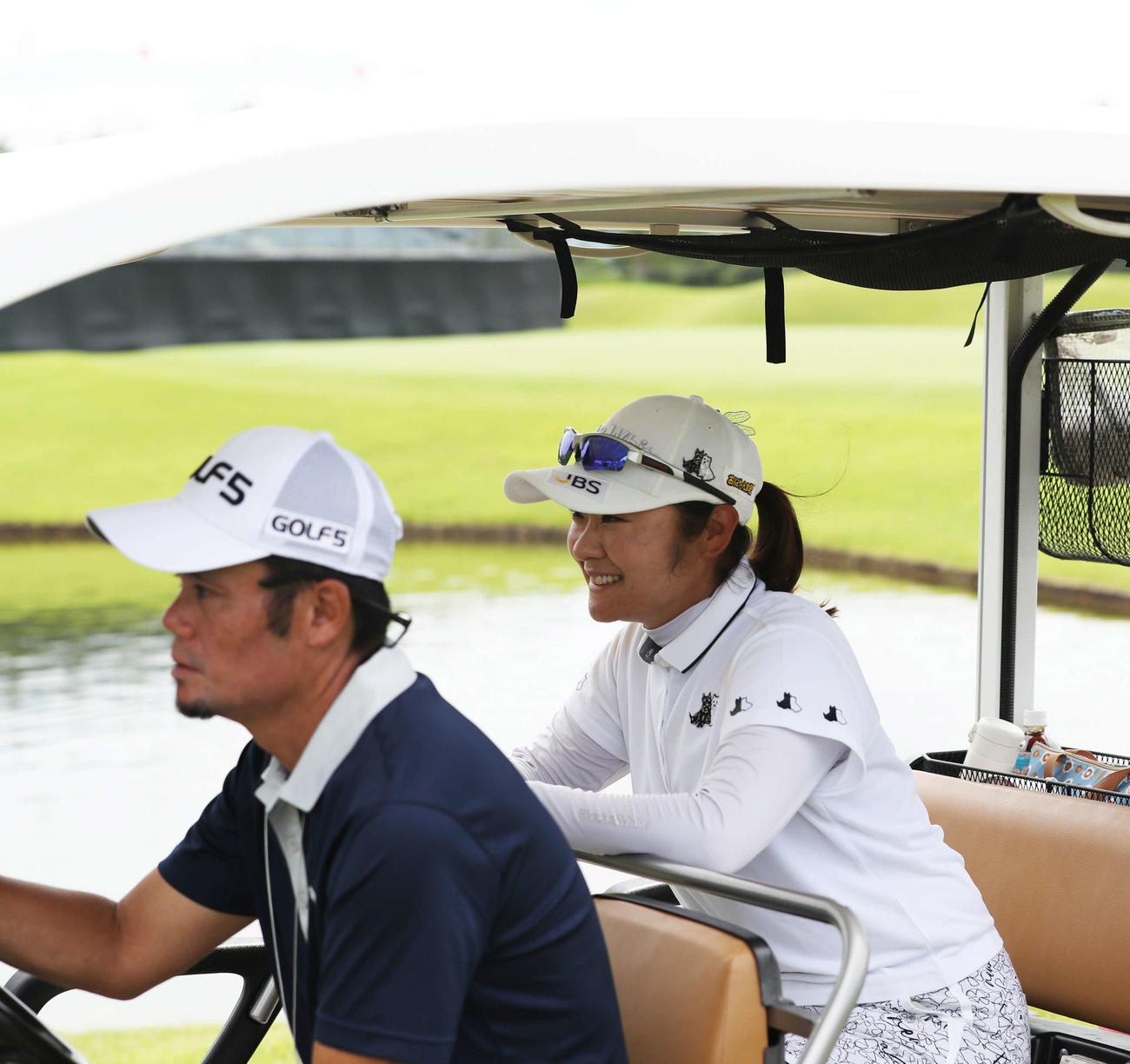 笑顔で練習ラウンドを回る藤田さいき（右）（撮影・冨田成美）