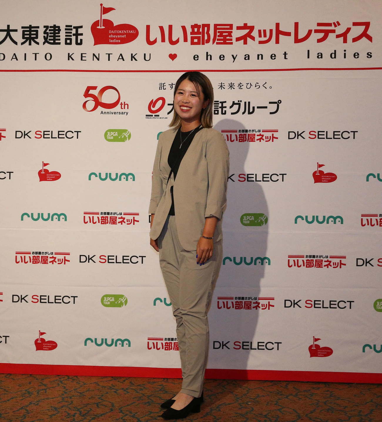 ドレスアップして前夜祭に参加する上野菜々子（撮影・冨田成美）