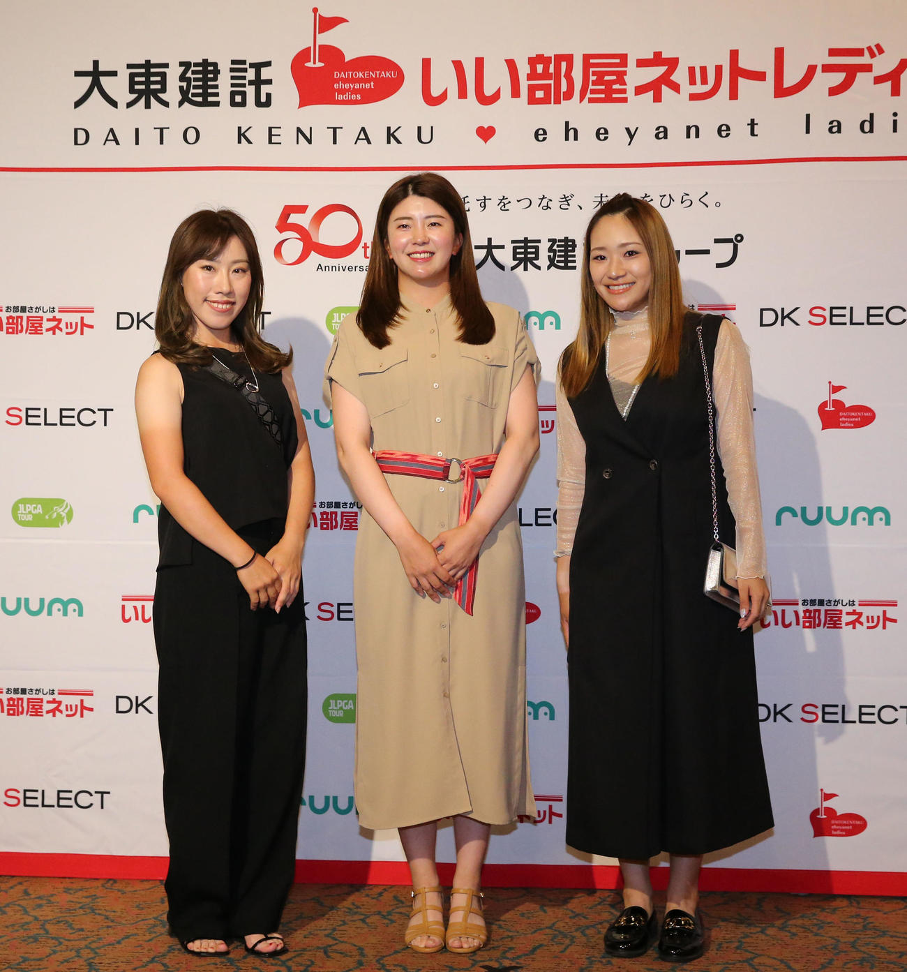 ドレスアップして前夜祭に参加する、木村彩子、堀琴音、安田彩乃（撮影・冨田成美）