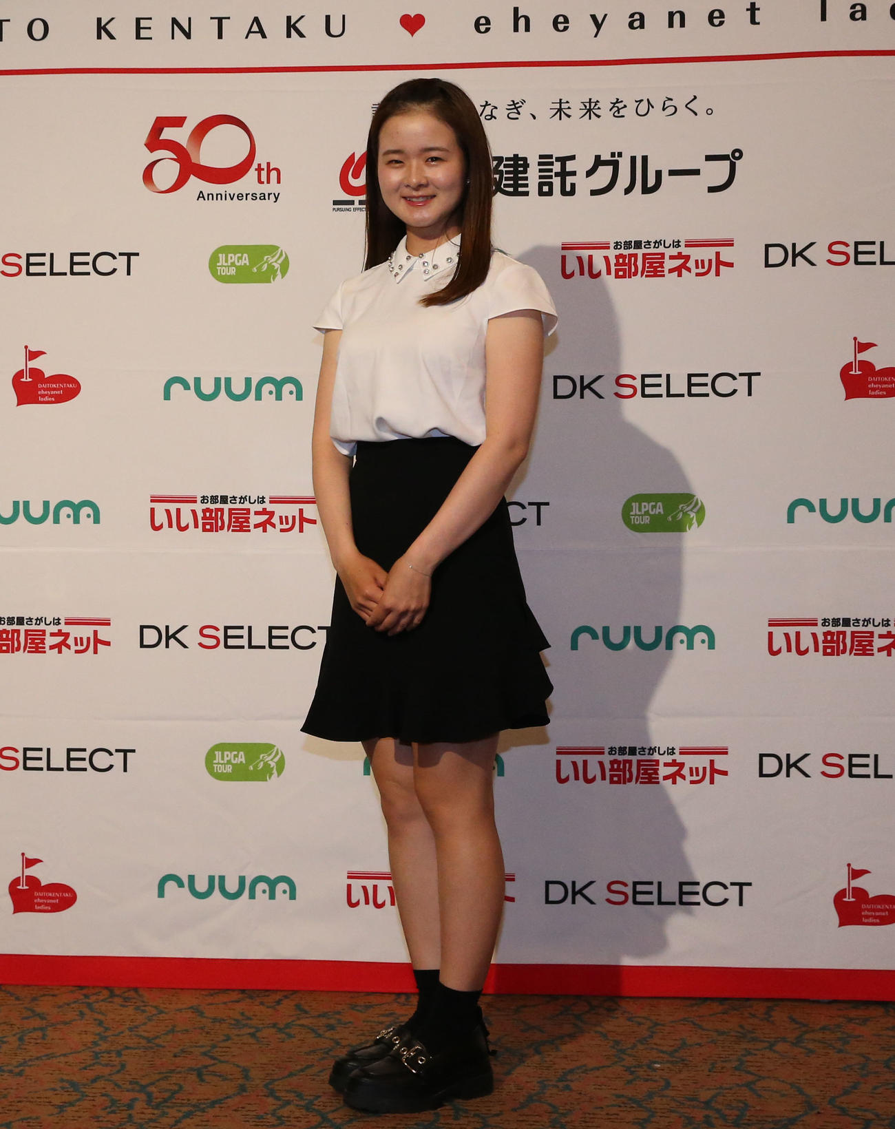 ドレスアップして前夜祭に参加する川崎春花（撮影・冨田成美）