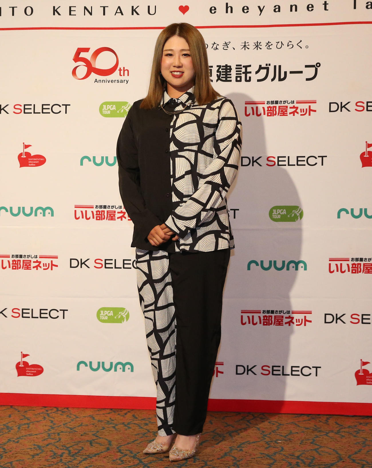 ドレスアップして前夜祭に参加する照山亜寿美（撮影・冨田成美）