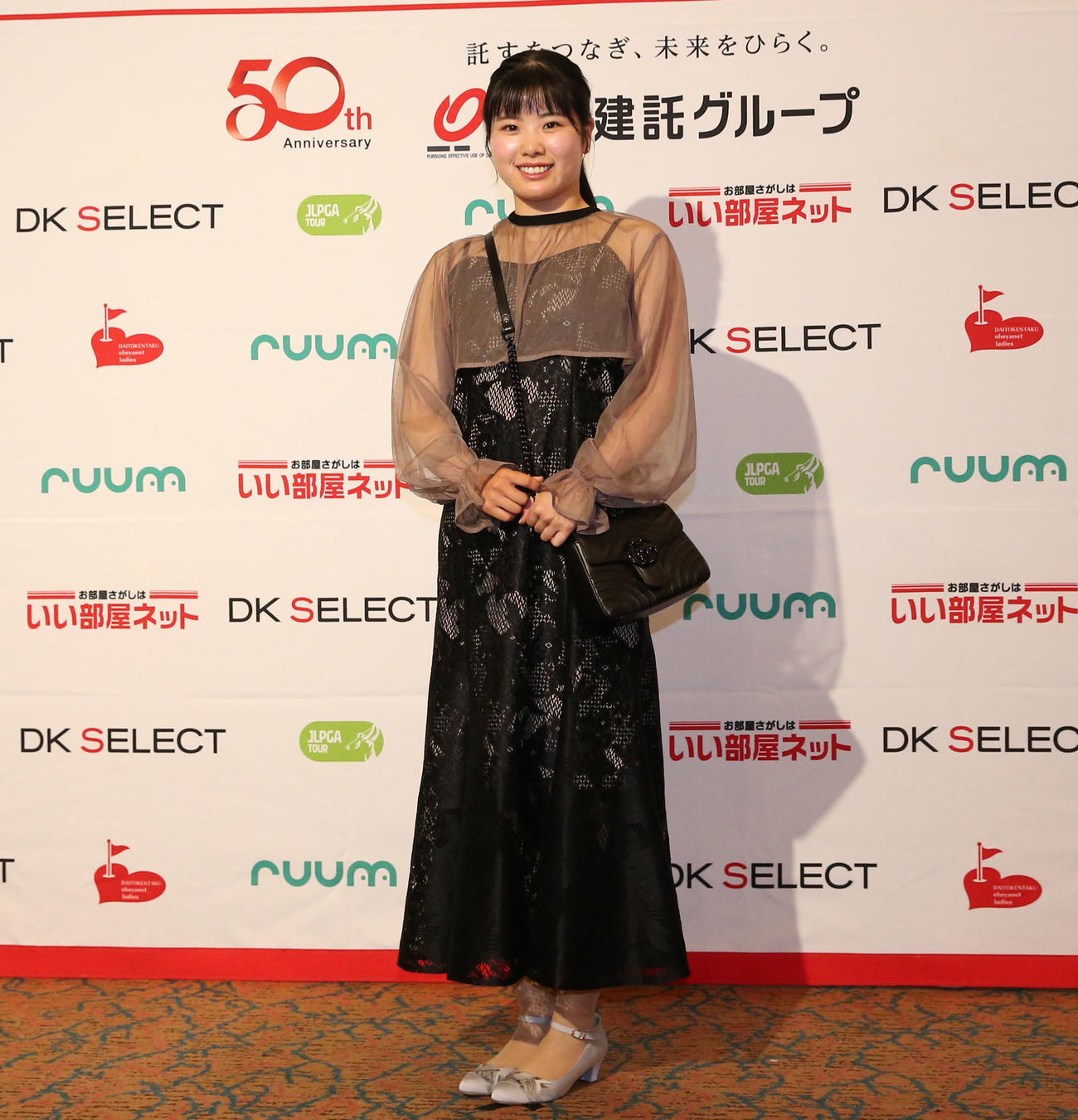 ドレスアップして前夜祭に参加する尾関彩美悠（撮影・冨田成美）