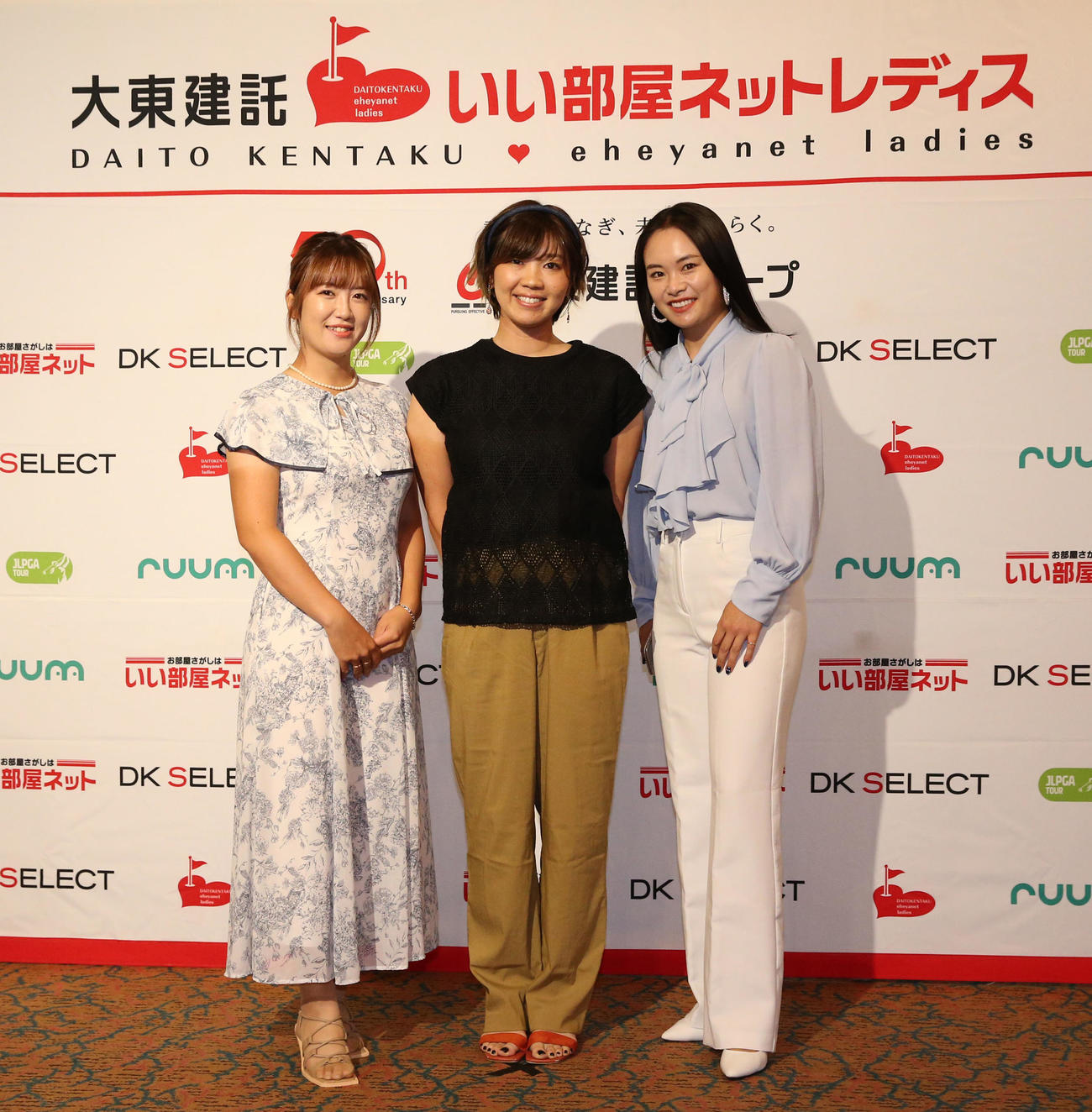 ドレスアップして前夜祭に参加する、左から林菜乃子、葭葉ルミ、河本結（撮影・冨田成美）