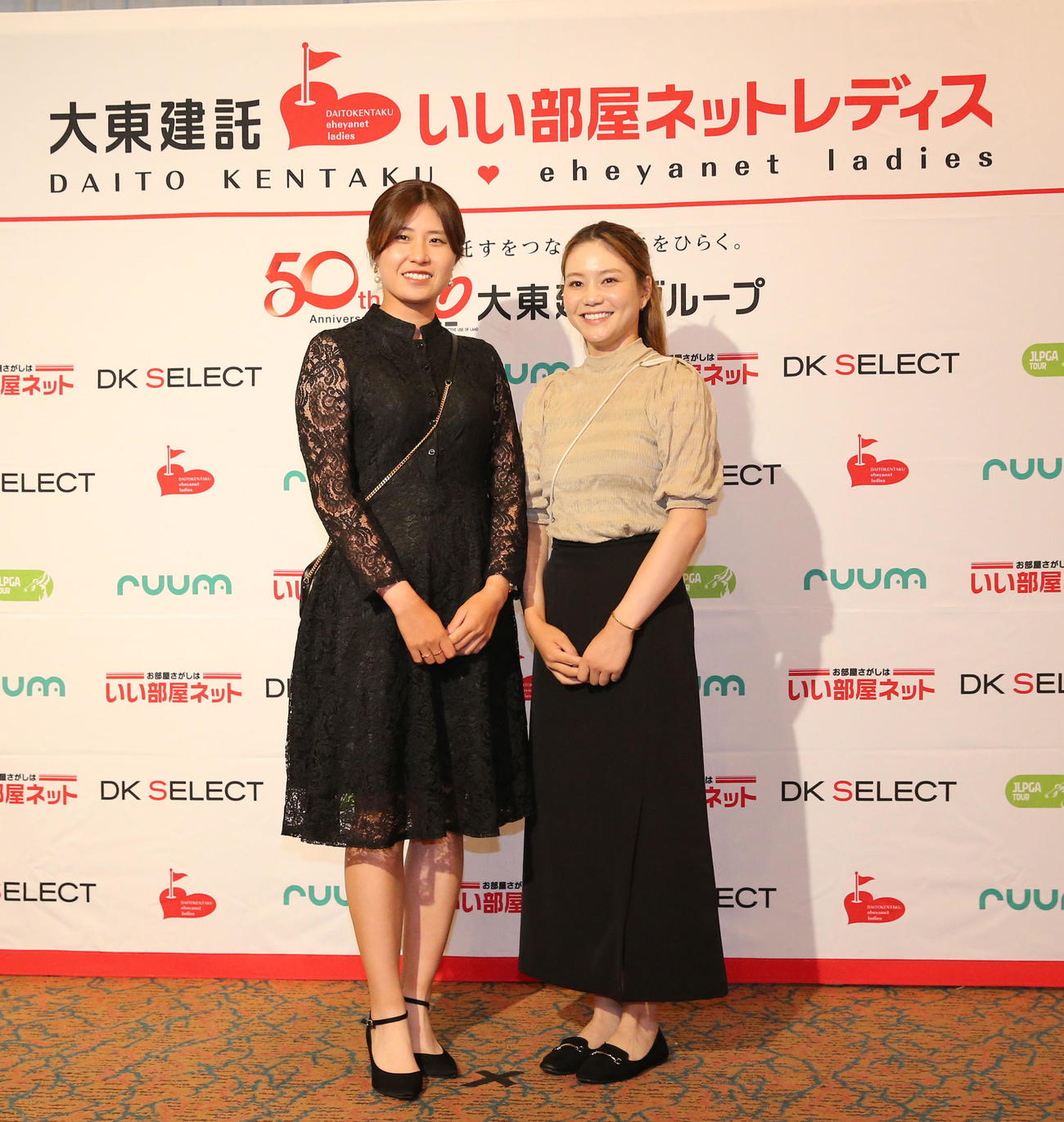 ドレスアップして前夜祭に参加する大里桃子（左）と山路晶（撮影・冨田成美）