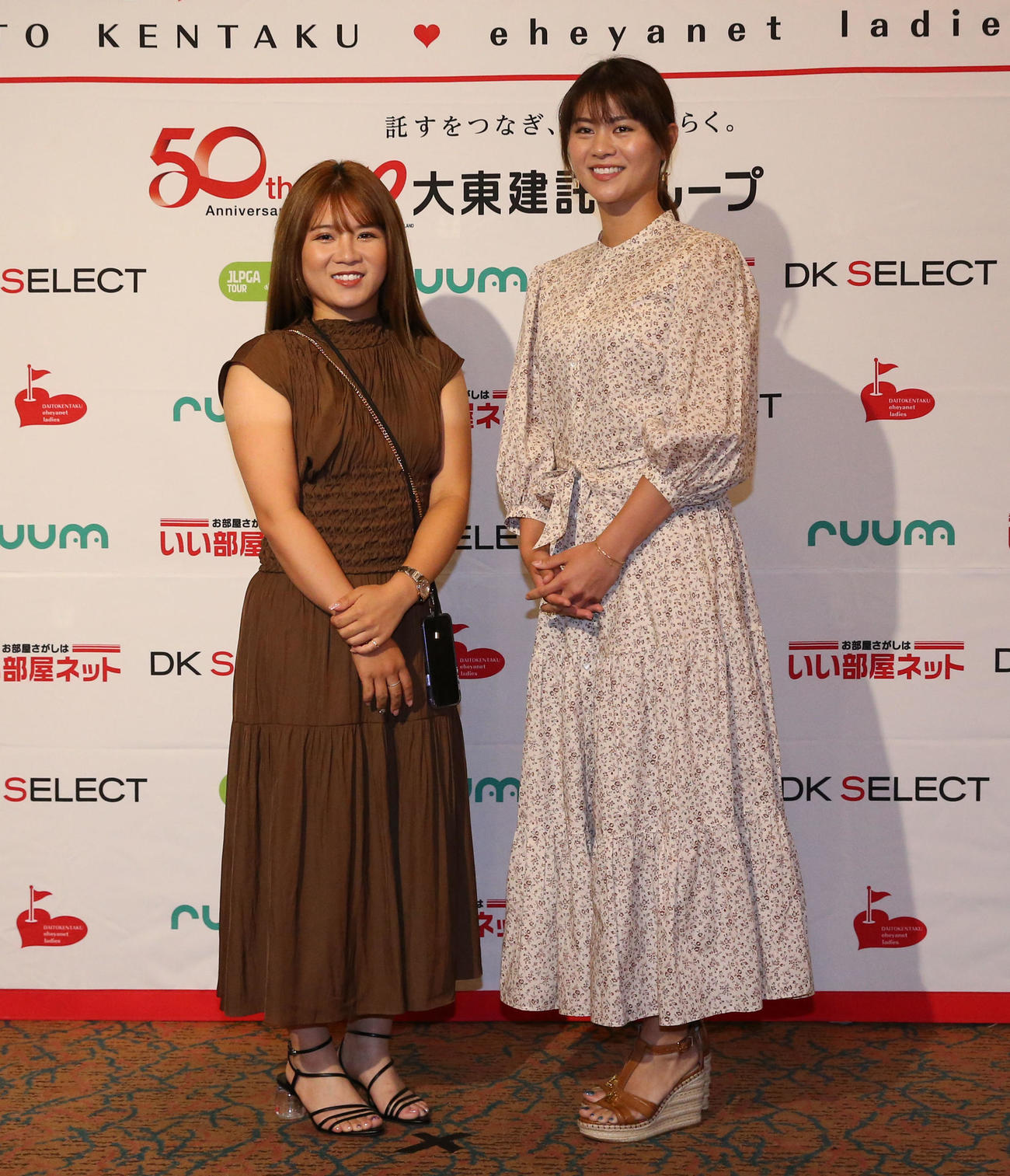 ドレスアップして前夜祭に参加する吉本ひかる（左）と新垣比菜（撮影・冨田成美）
