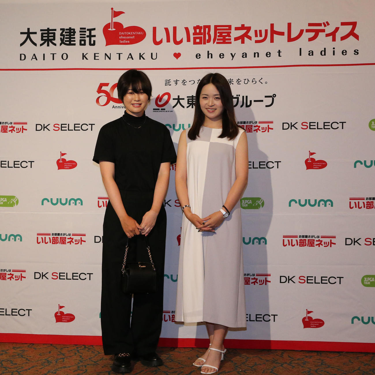 ドレスアップして前夜祭に参加する植竹希望（左）と三ヶ島かな（撮影・冨田成美）