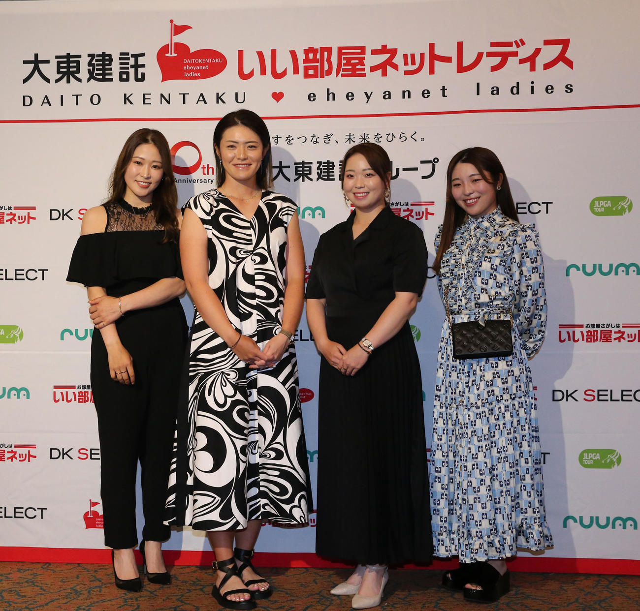 ドレスアップして前夜祭に参加する大東建託所属の4名。左から田村亜矢、渡辺彩香、後藤未有、佐久間朱莉（撮影・冨田成美）