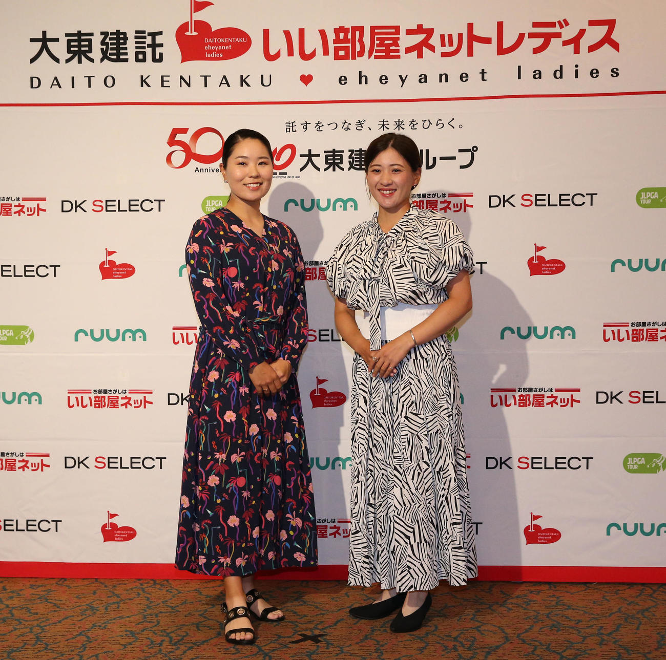 ドレスアップして前夜祭に参加する比嘉真美子（左）と永井花奈（撮影・冨田成美）