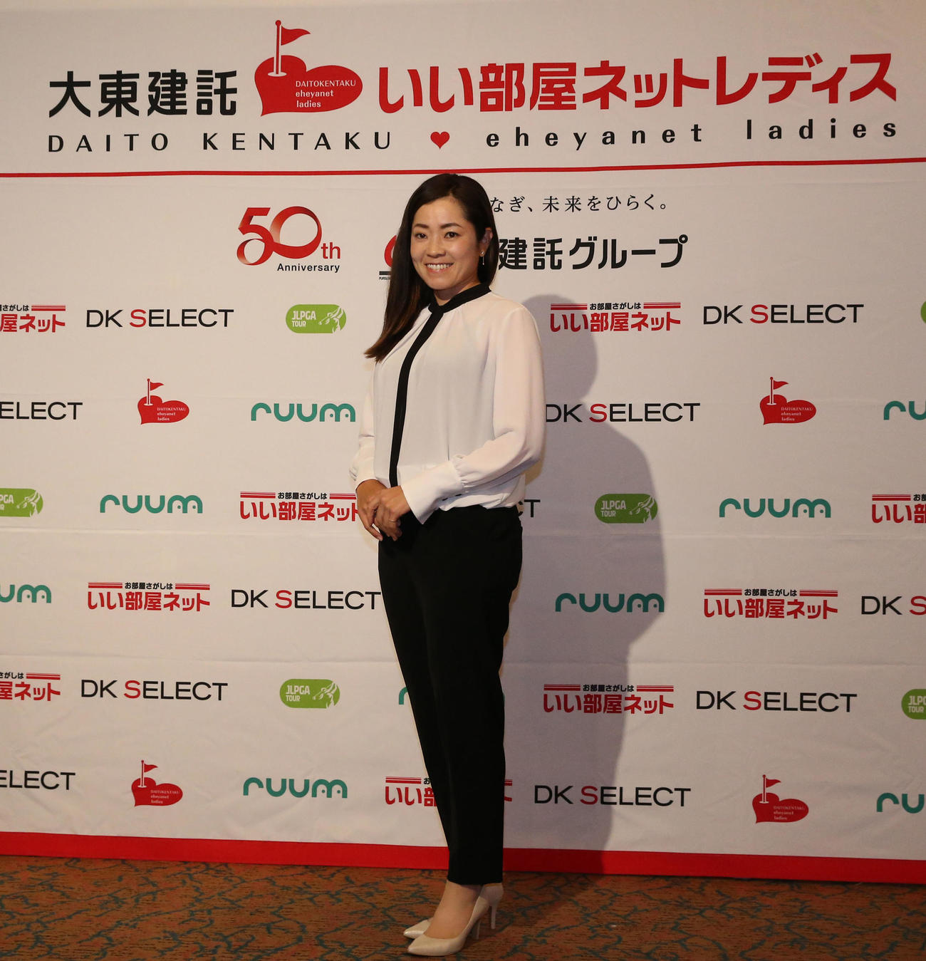 ドレスアップして前夜祭に参加する仲宗根澄香（撮影・冨田成美）