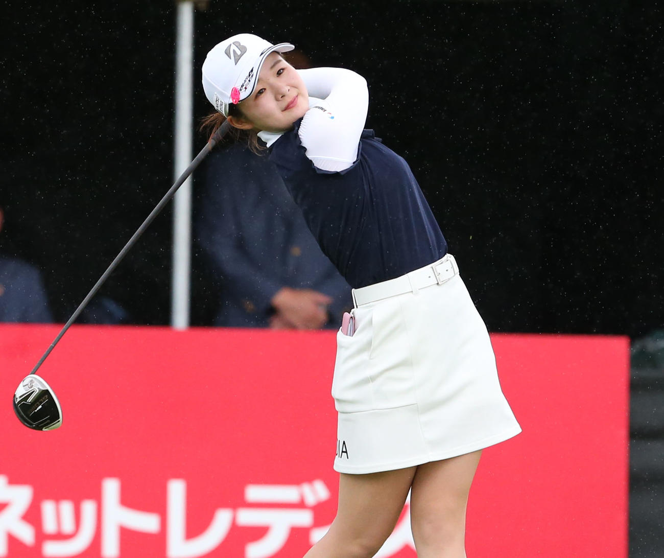 1番、ティーショットを放つ川崎（撮影・冨田成美）