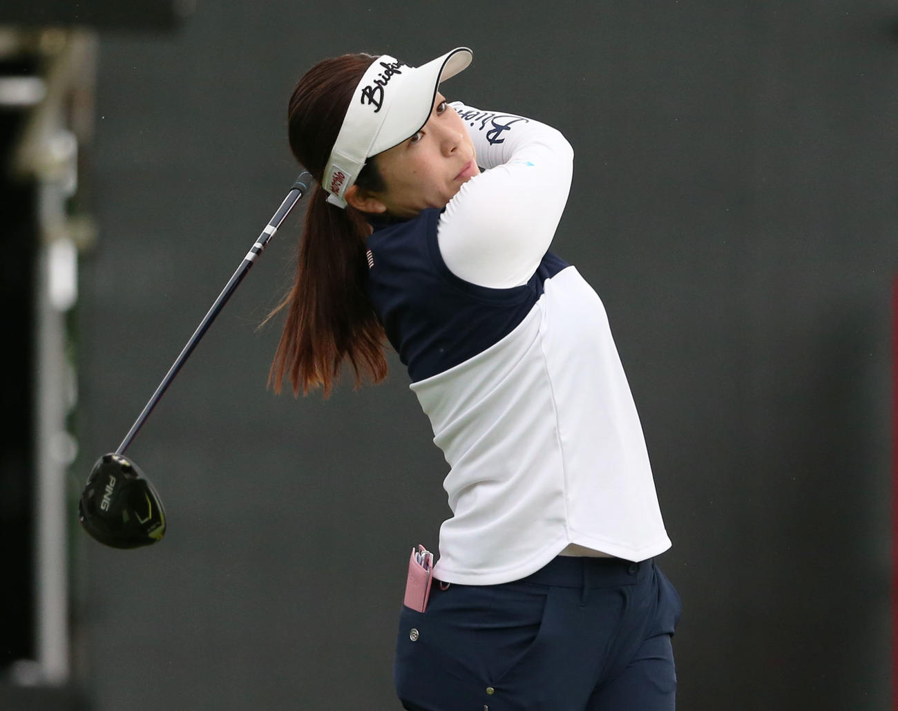 1番、ティーショットを放つ仲宗根（撮影・冨田成美）