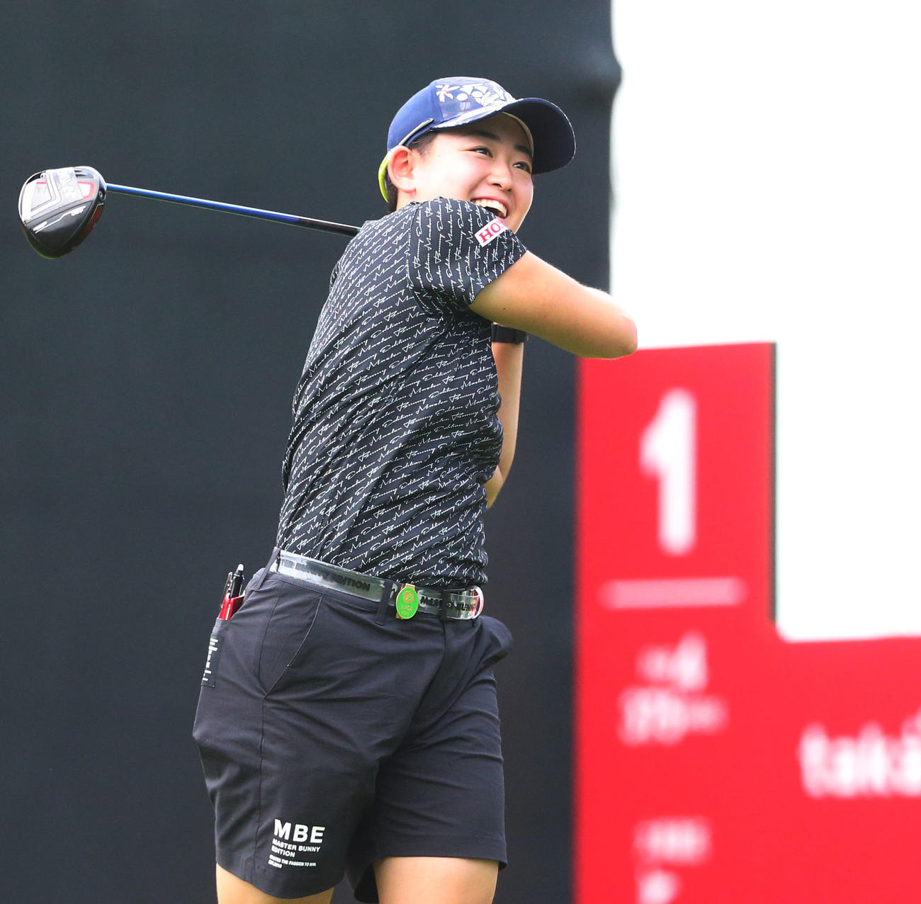 1番、笑顔でティーショットを放つ岩井明（撮影・冨田成美）