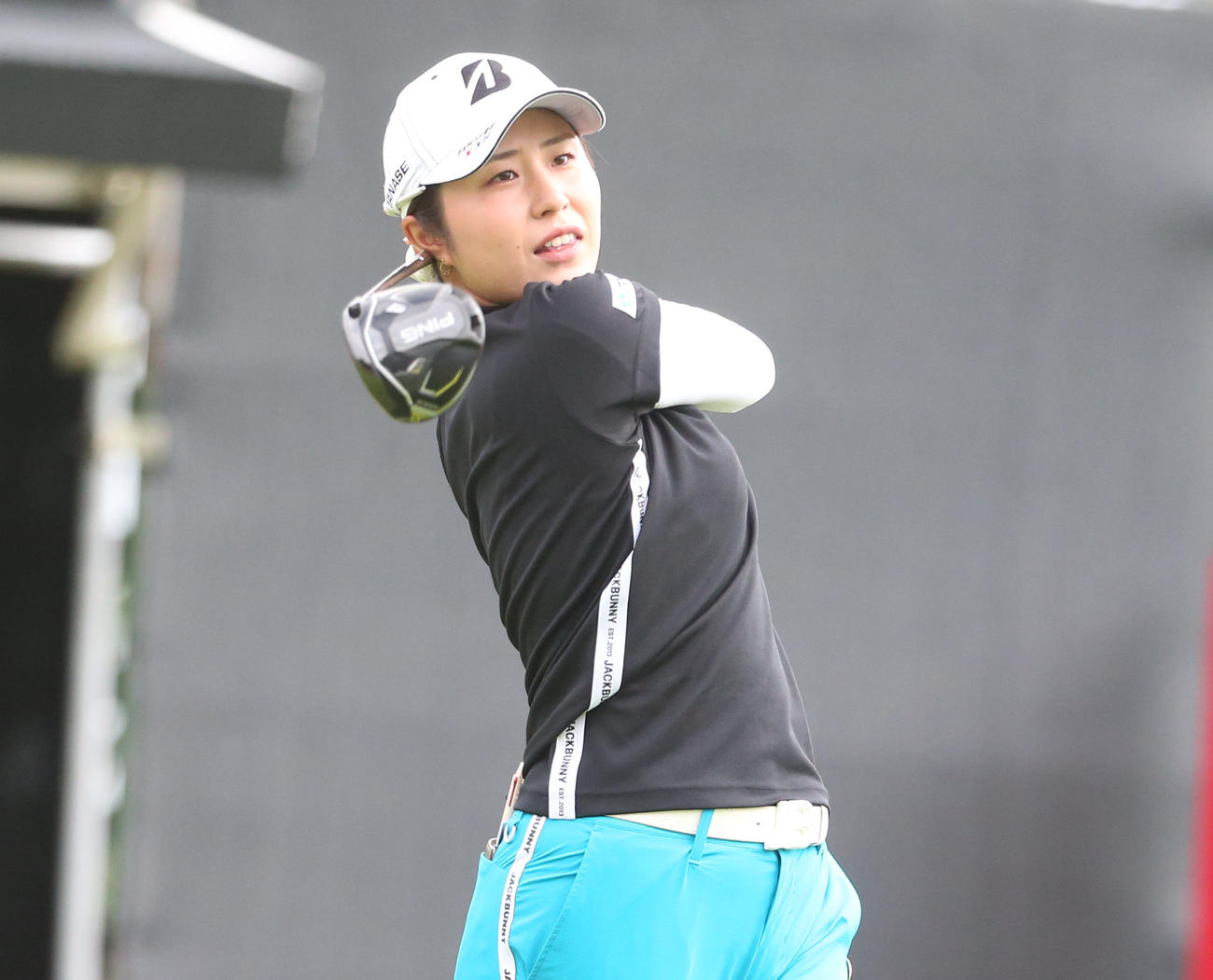 1番、ティーショットを放つ大里（撮影・冨田成美）