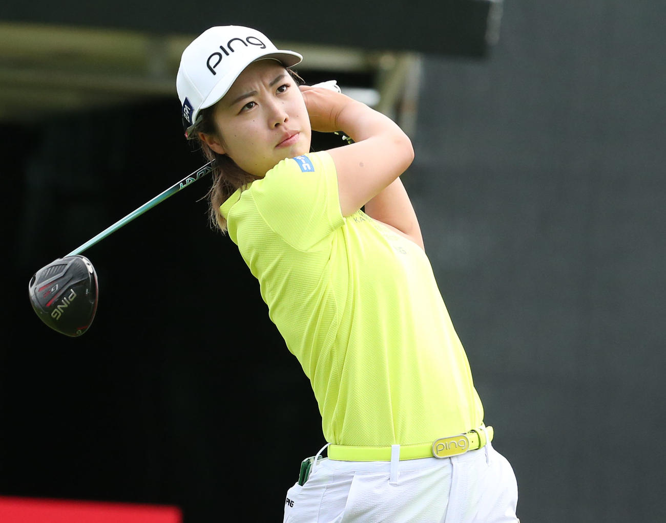 1番、ティーショットを放つ上野（撮影・冨田成美）